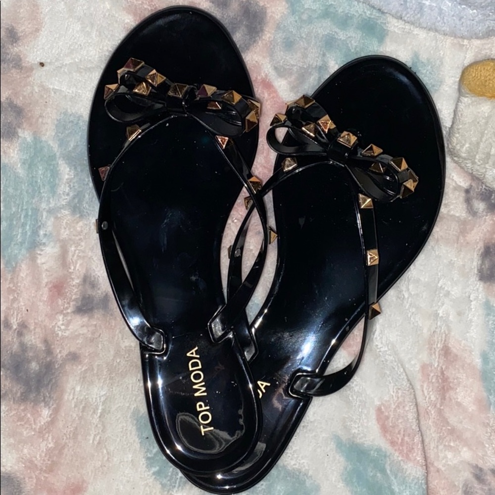 Black sandals with a touch of gold